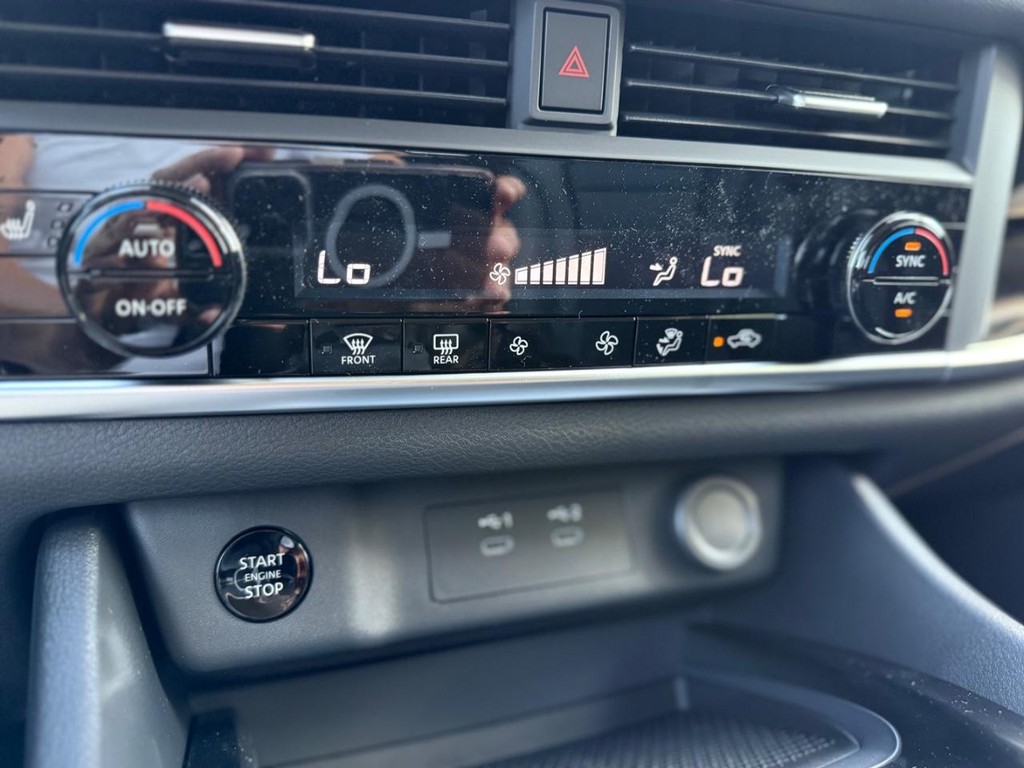 Nissan Rogue Vehicle Full-screen Gallery Image 22