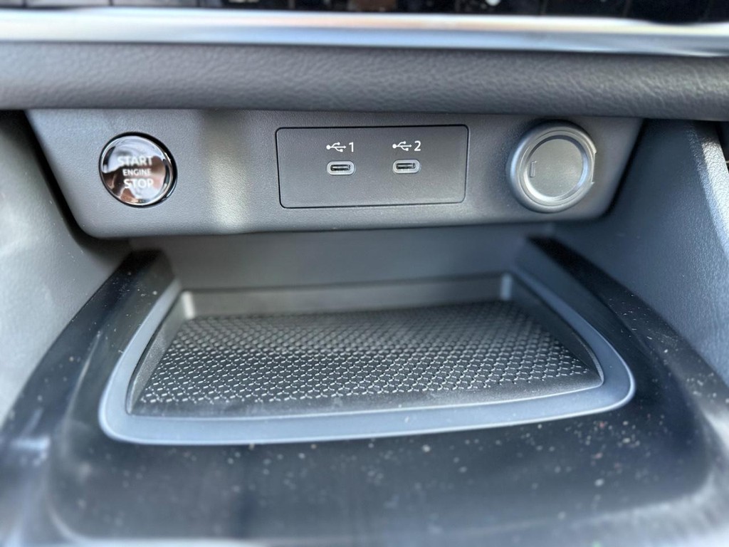 Nissan Rogue Vehicle Full-screen Gallery Image 24