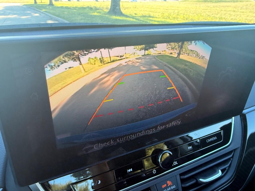 Nissan Altima Vehicle Full-screen Gallery Image 03