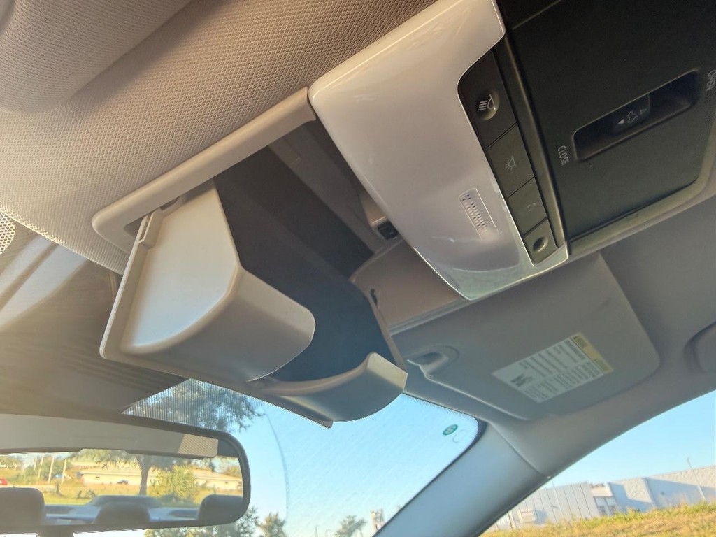 Nissan Altima Vehicle Full-screen Gallery Image 05