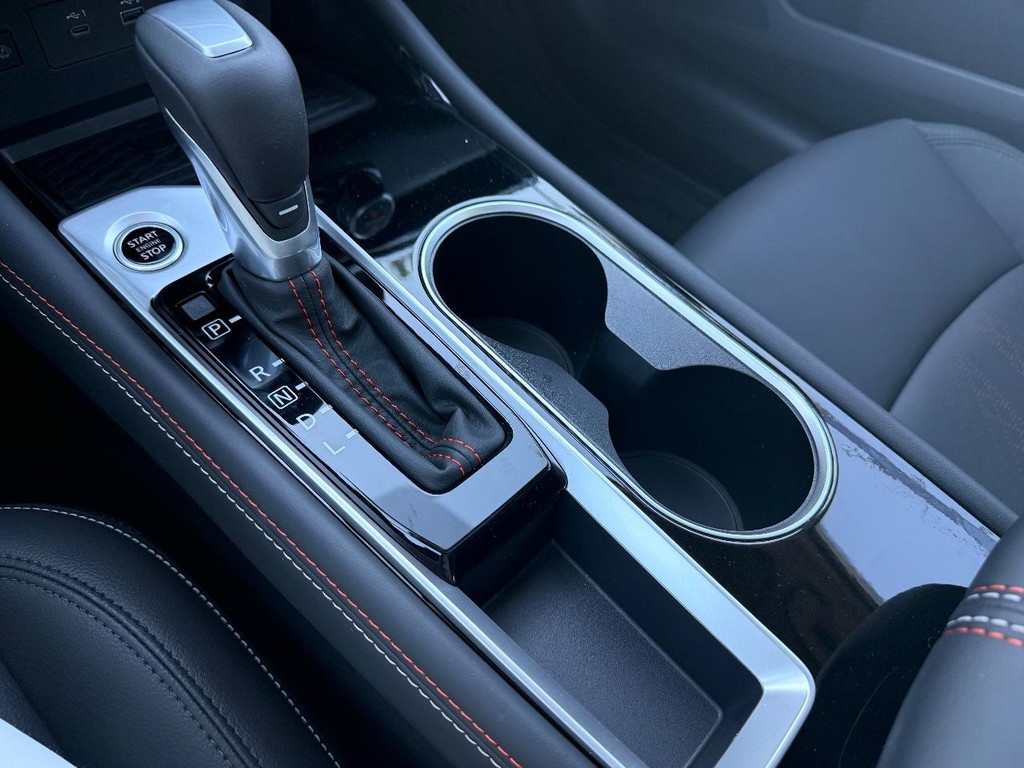 Nissan Altima Vehicle Full-screen Gallery Image 07