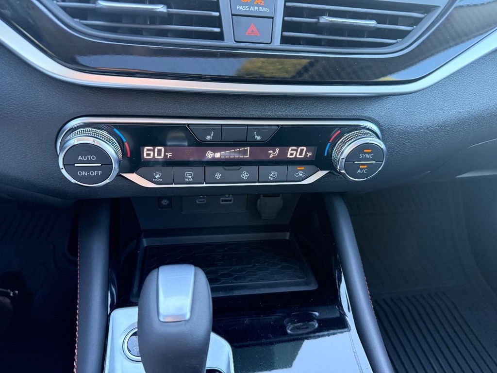 Nissan Altima Vehicle Full-screen Gallery Image 09