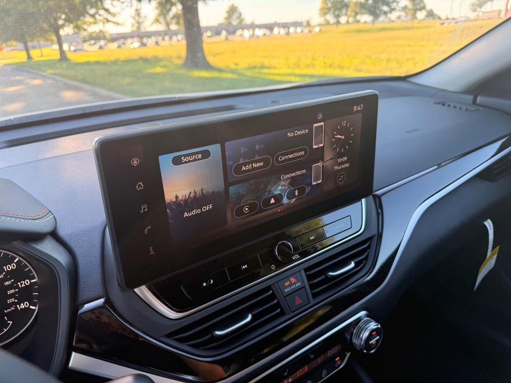 Nissan Altima Vehicle Full-screen Gallery Image 10