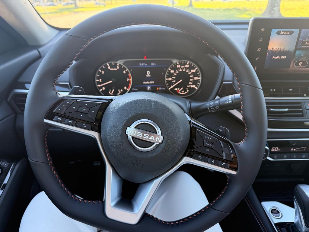 Nissan Altima Vehicle Full-screen Gallery Image 12