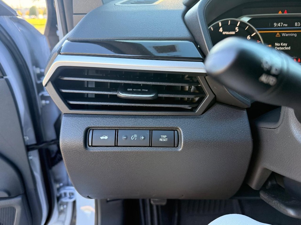 Nissan Altima Vehicle Full-screen Gallery Image 13