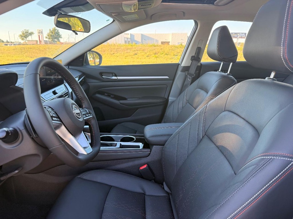 Nissan Altima Vehicle Full-screen Gallery Image 14