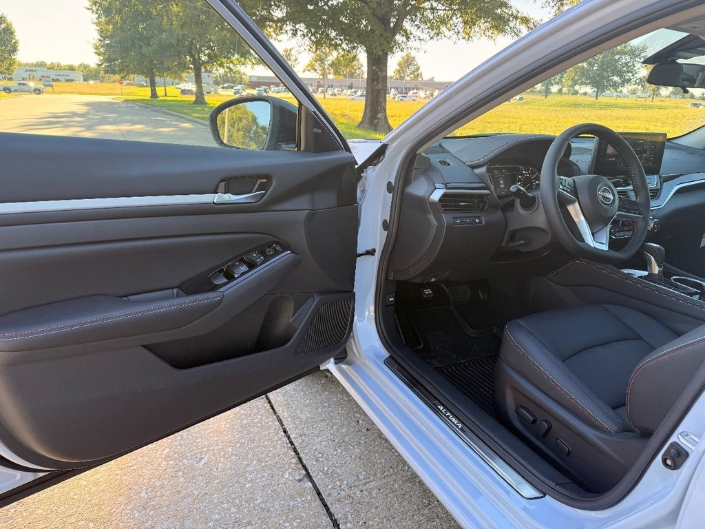 Nissan Altima Vehicle Full-screen Gallery Image 15