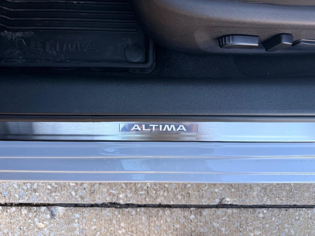 Nissan Altima Vehicle Full-screen Gallery Image 16