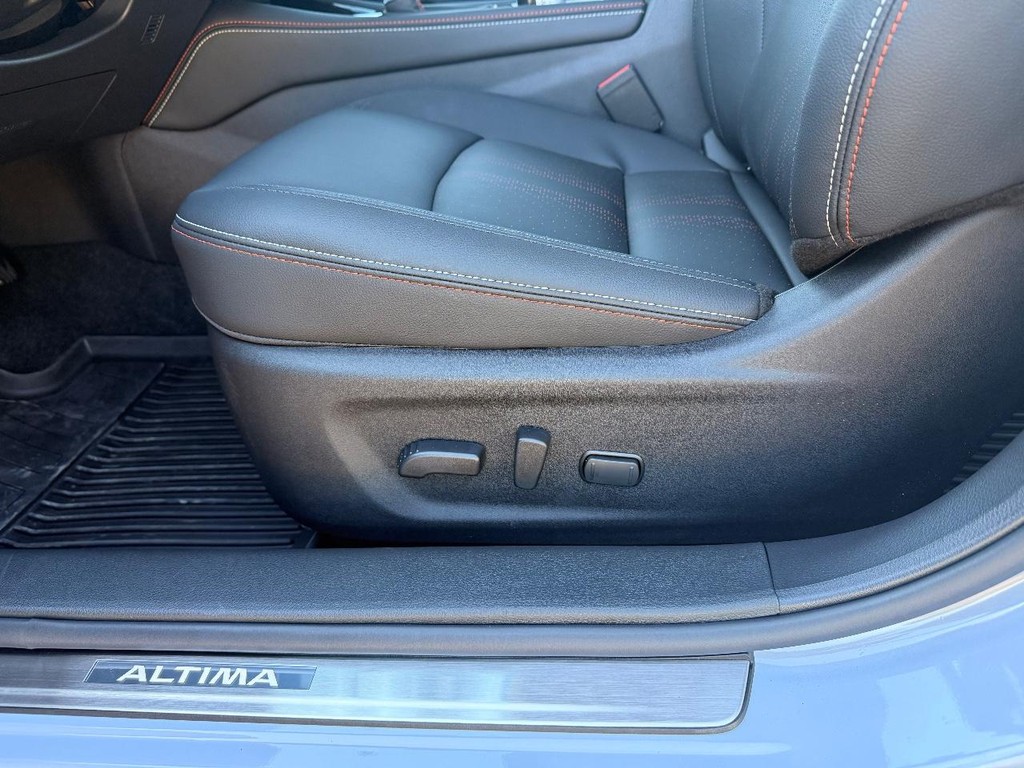 Nissan Altima Vehicle Full-screen Gallery Image 17