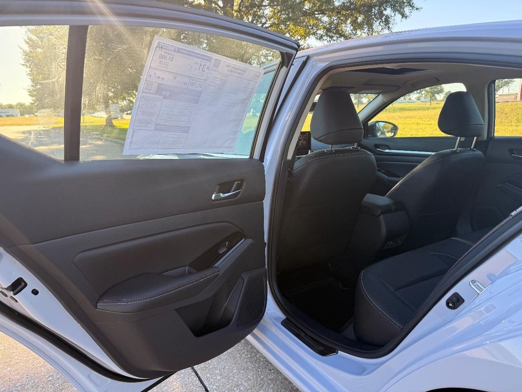 Nissan Altima Vehicle Full-screen Gallery Image 18