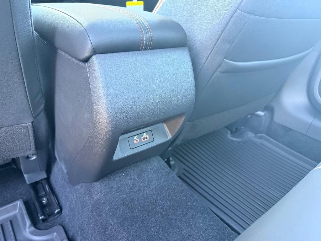 Nissan Altima Vehicle Full-screen Gallery Image 19