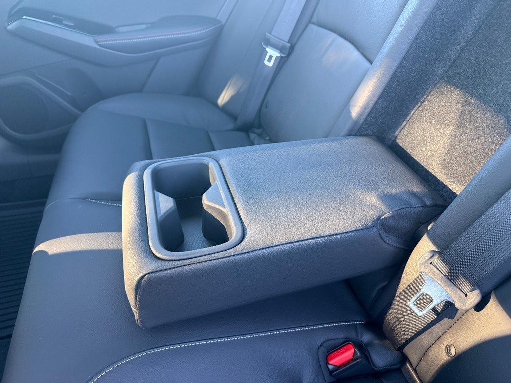 Nissan Altima Vehicle Full-screen Gallery Image 20