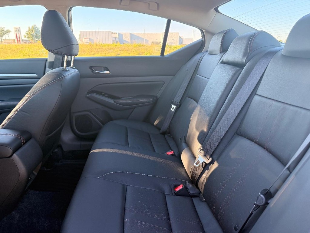 Nissan Altima Vehicle Full-screen Gallery Image 21