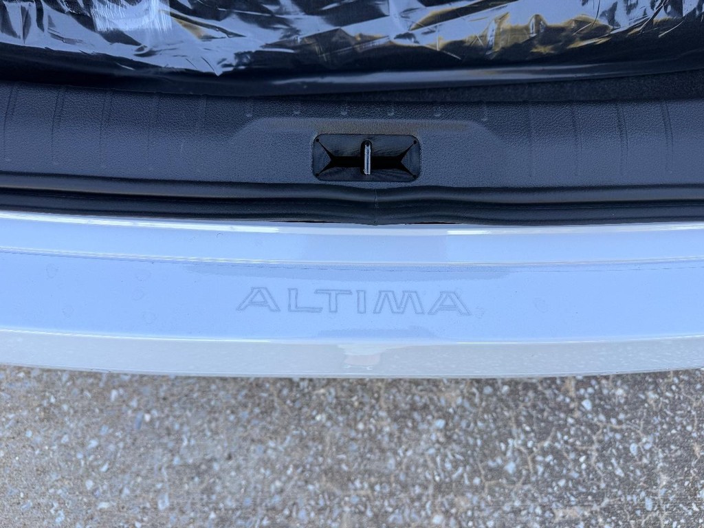 Nissan Altima Vehicle Full-screen Gallery Image 22