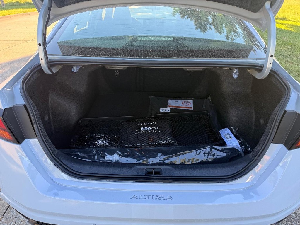 Nissan Altima Vehicle Full-screen Gallery Image 23