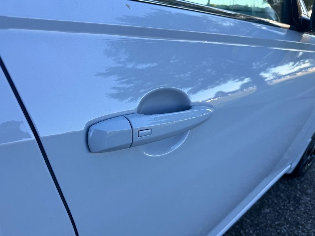 Nissan Altima Vehicle Full-screen Gallery Image 25