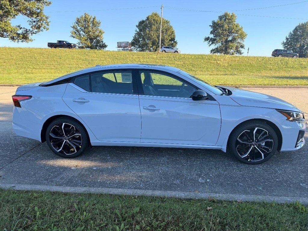 Nissan Altima Vehicle Full-screen Gallery Image 27