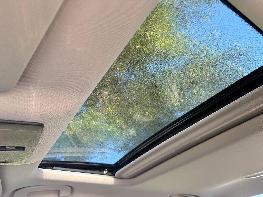 Nissan Altima Vehicle Full-screen Gallery Image 02