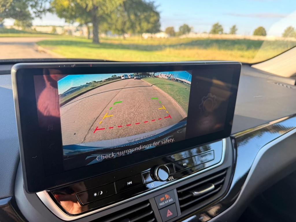 Nissan Altima Vehicle Full-screen Gallery Image 03