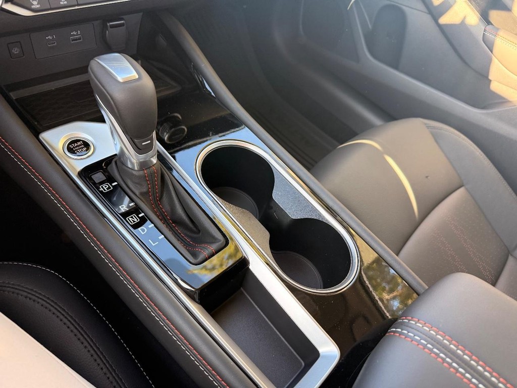 Nissan Altima Vehicle Full-screen Gallery Image 04