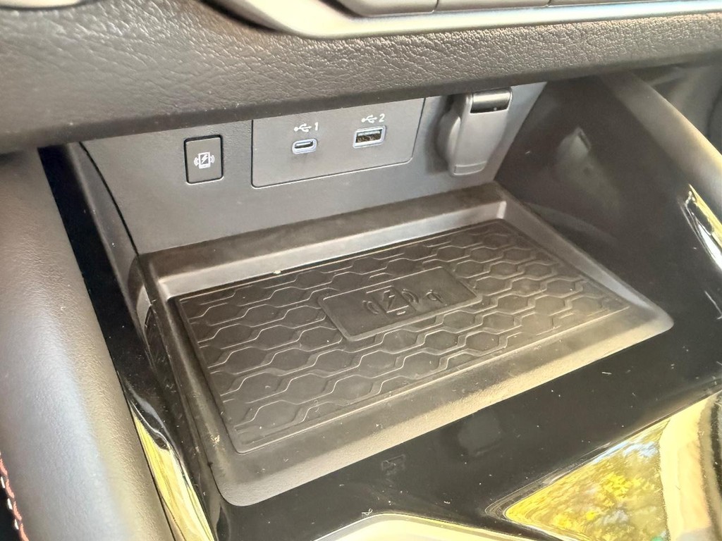 Nissan Altima Vehicle Full-screen Gallery Image 05