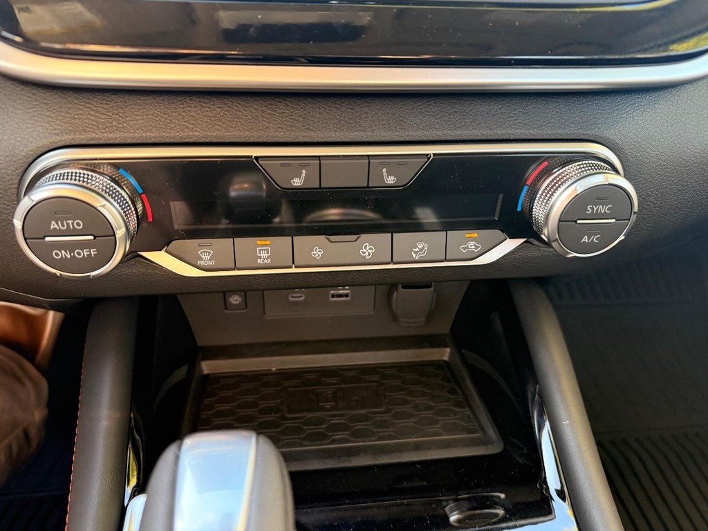 Nissan Altima Vehicle Full-screen Gallery Image 06