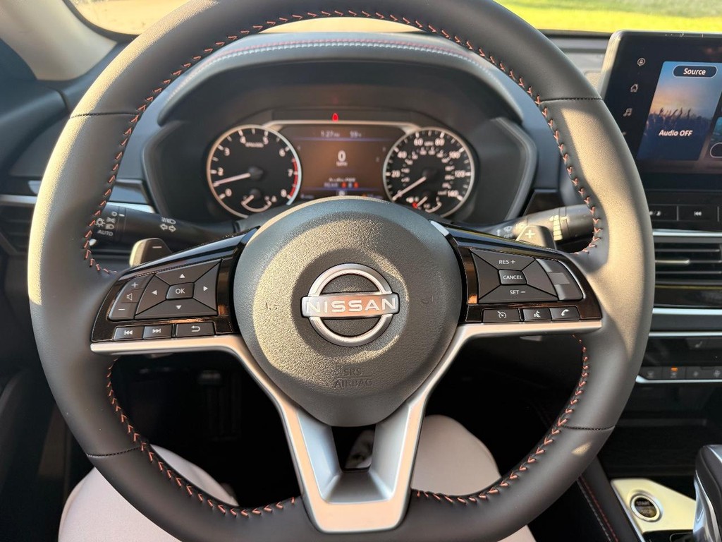 Nissan Altima Vehicle Full-screen Gallery Image 09