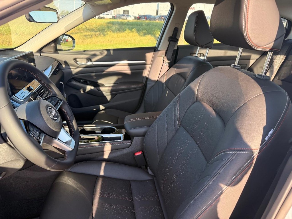 Nissan Altima Vehicle Full-screen Gallery Image 10