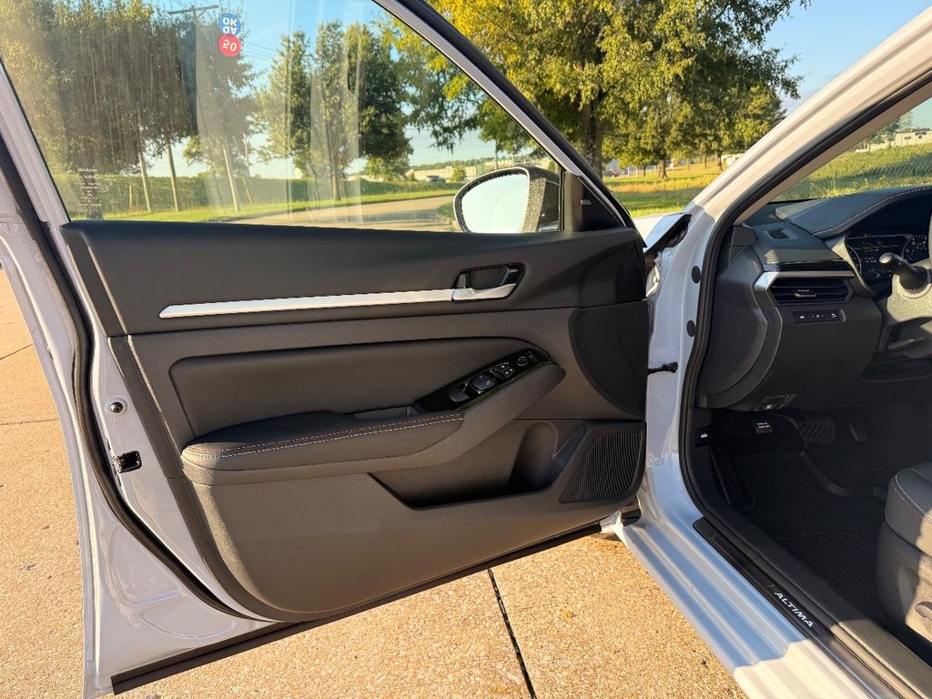 Nissan Altima Vehicle Full-screen Gallery Image 11