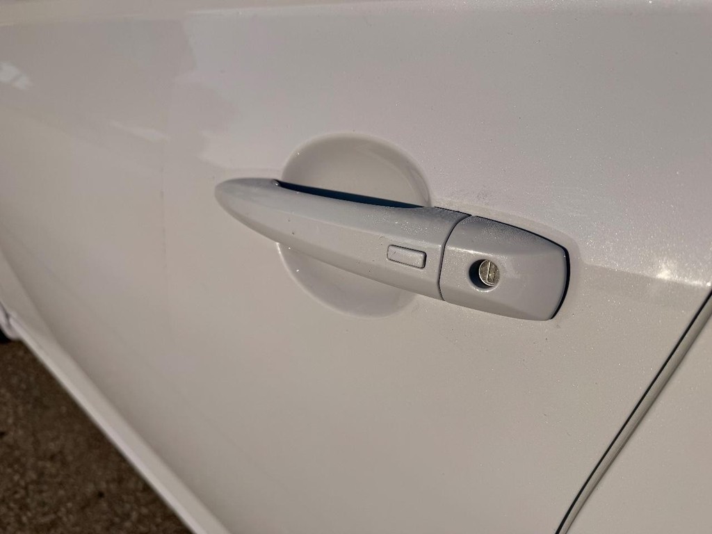 Nissan Altima Vehicle Full-screen Gallery Image 13