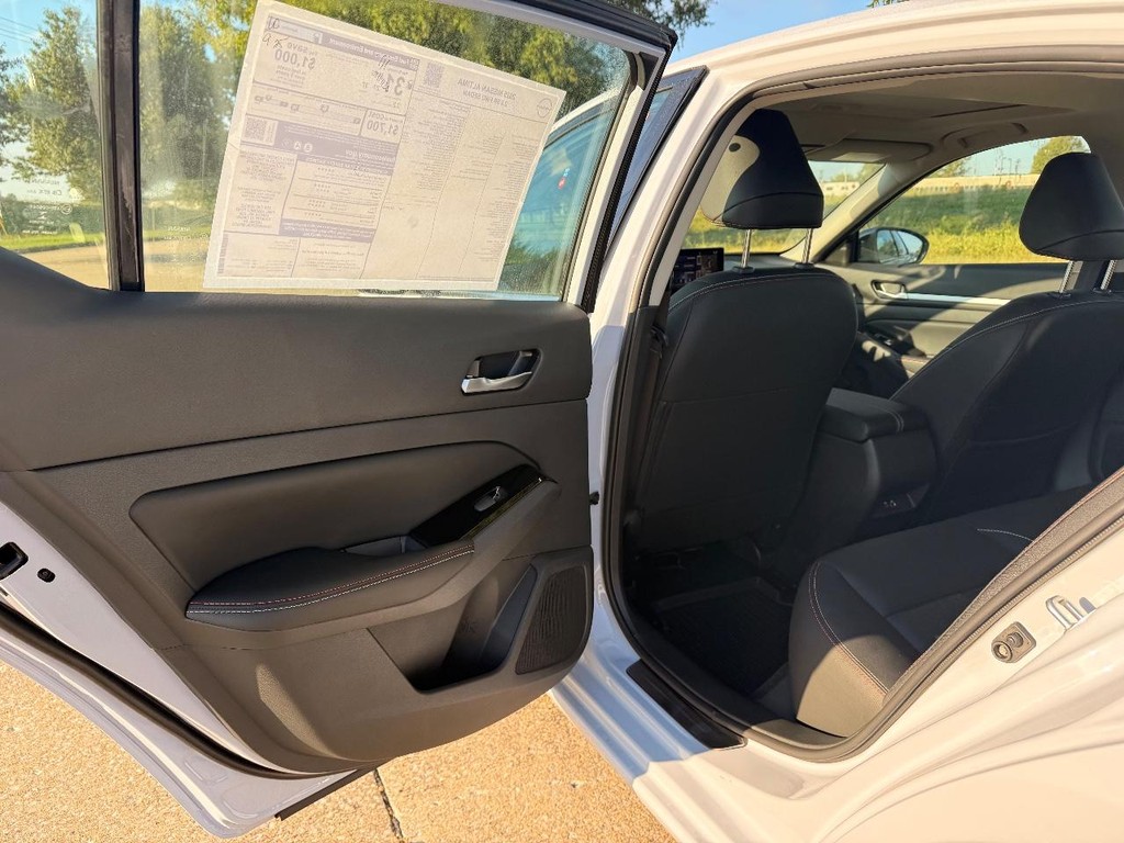 Nissan Altima Vehicle Full-screen Gallery Image 14