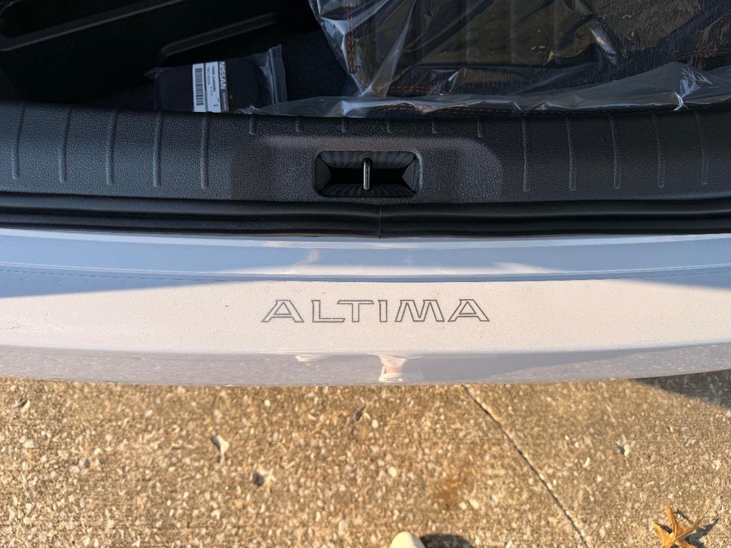 Nissan Altima Vehicle Full-screen Gallery Image 16