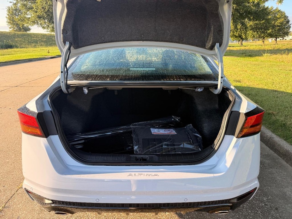 Nissan Altima Vehicle Full-screen Gallery Image 17