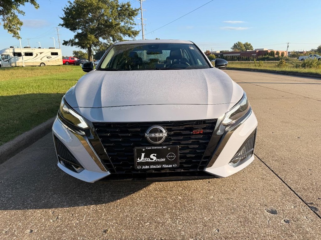 Nissan Altima Vehicle Full-screen Gallery Image 19