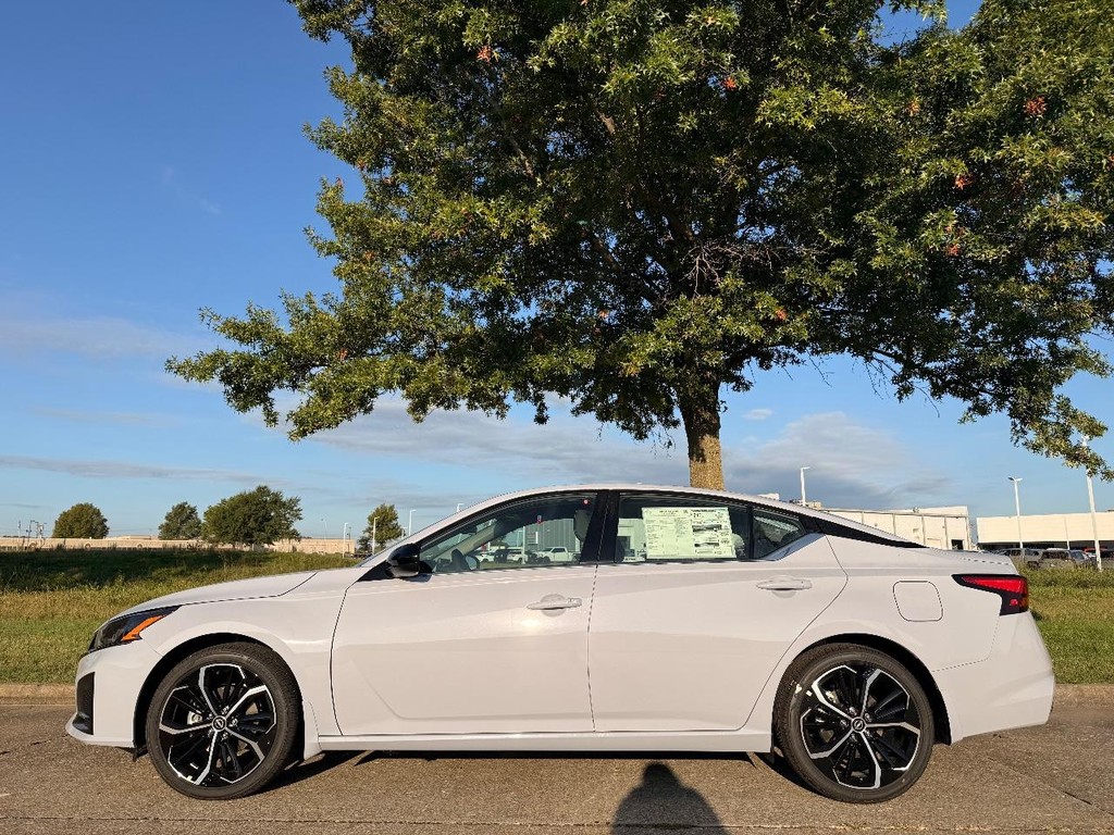 Nissan Altima Vehicle Full-screen Gallery Image 21