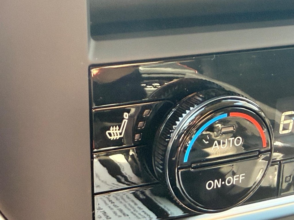 Nissan Rogue Vehicle Full-screen Gallery Image 02