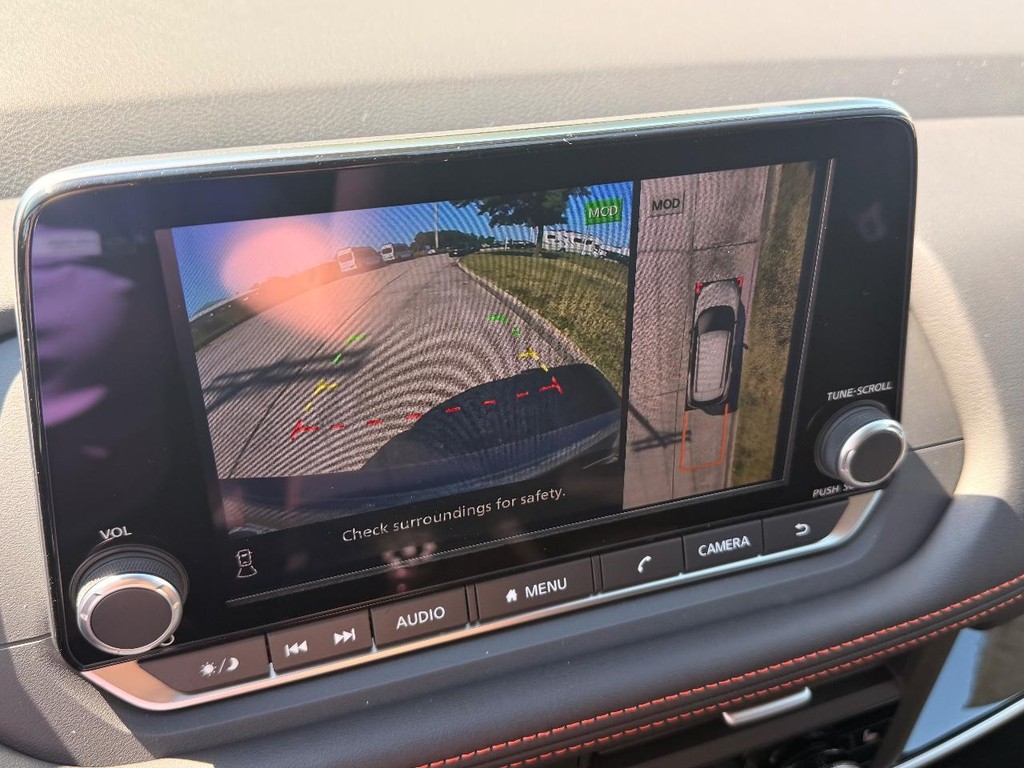 Nissan Rogue Vehicle Full-screen Gallery Image 03