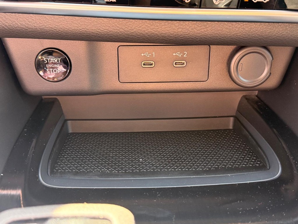 Nissan Rogue Vehicle Full-screen Gallery Image 05