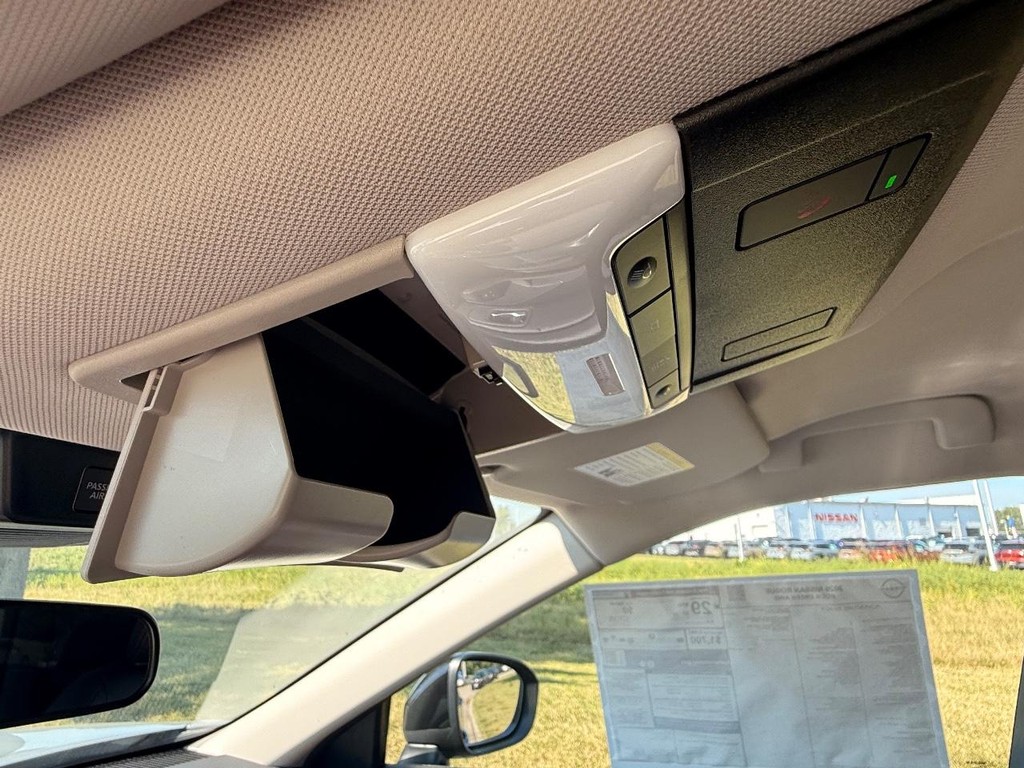 Nissan Rogue Vehicle Full-screen Gallery Image 06