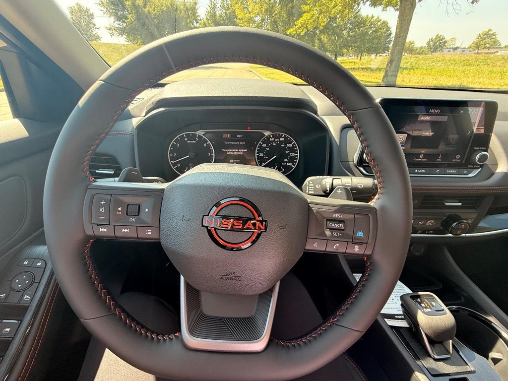 Nissan Rogue Vehicle Full-screen Gallery Image 14