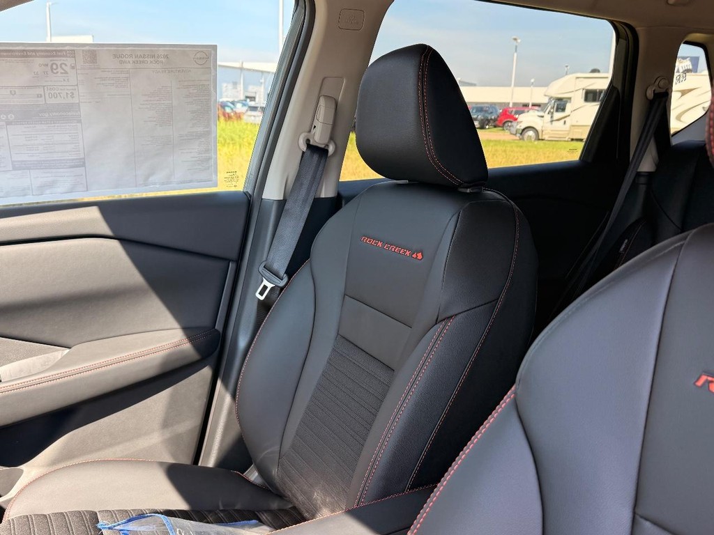 Nissan Rogue Vehicle Full-screen Gallery Image 15