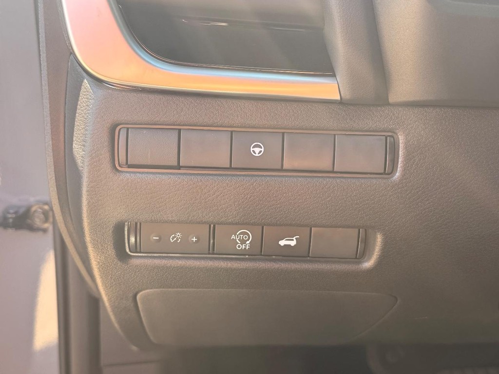 Nissan Rogue Vehicle Full-screen Gallery Image 16