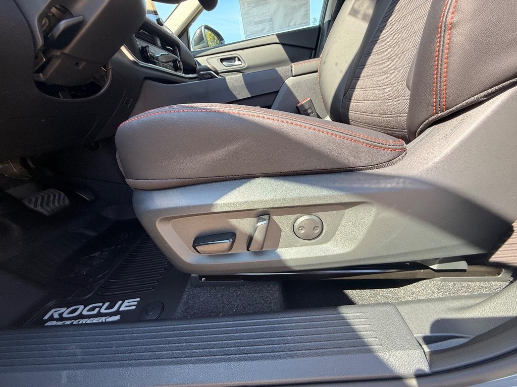 Nissan Rogue Vehicle Full-screen Gallery Image 17