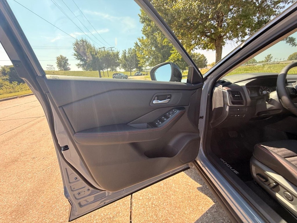 Nissan Rogue Vehicle Full-screen Gallery Image 18