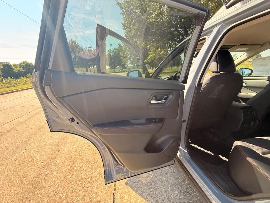 Nissan Rogue Vehicle Full-screen Gallery Image 19