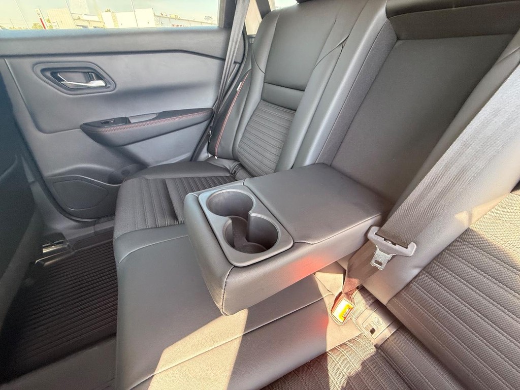 Nissan Rogue Vehicle Full-screen Gallery Image 21