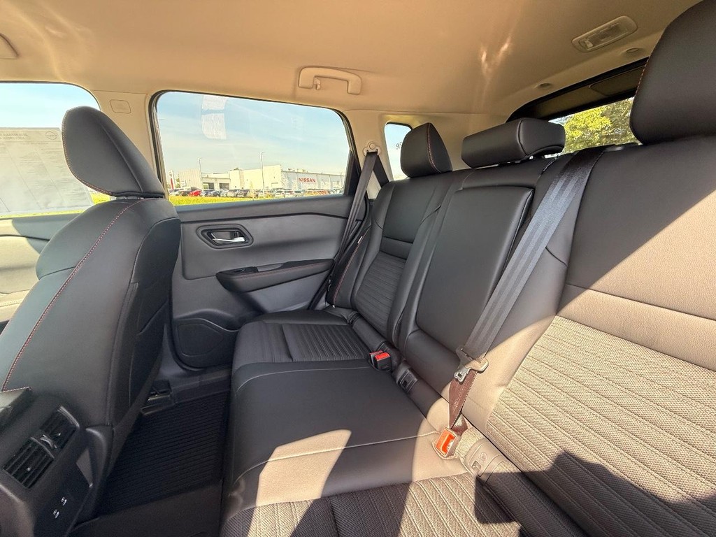 Nissan Rogue Vehicle Full-screen Gallery Image 22