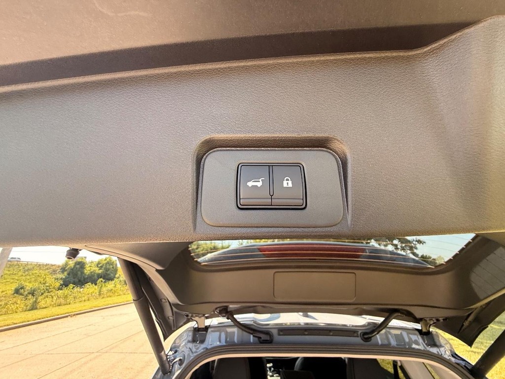 Nissan Rogue Vehicle Full-screen Gallery Image 23