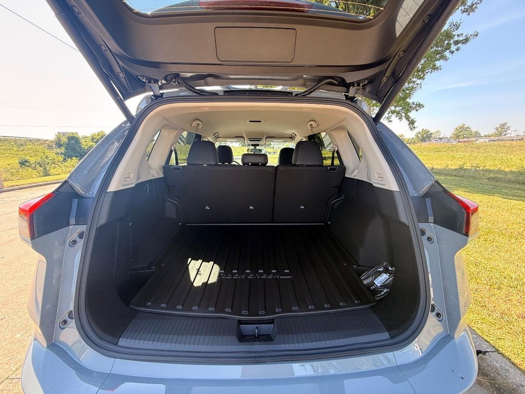 Nissan Rogue Vehicle Full-screen Gallery Image 24