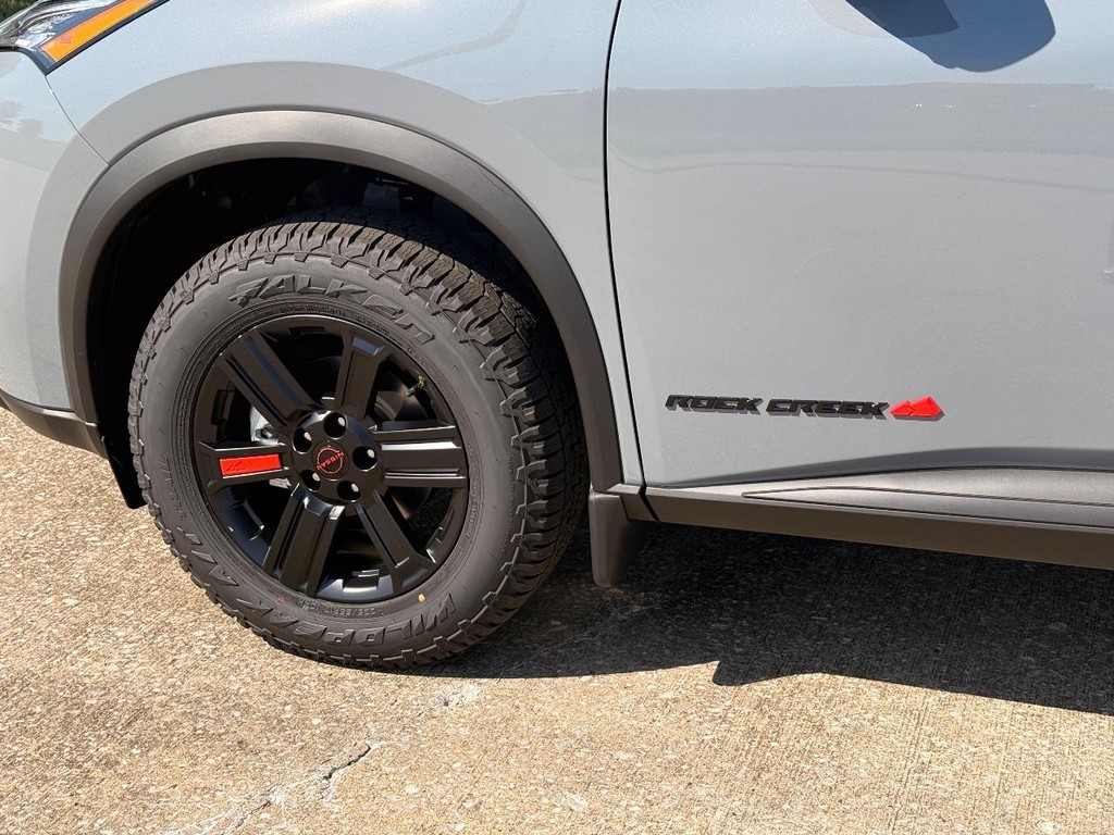 Nissan Rogue Vehicle Full-screen Gallery Image 26